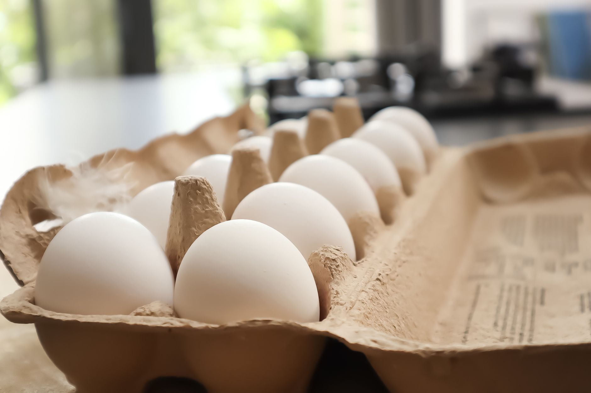 Quelle quantité de cholestérol trouve-t-on dans un œuf ? — œufs frais dans un carton
