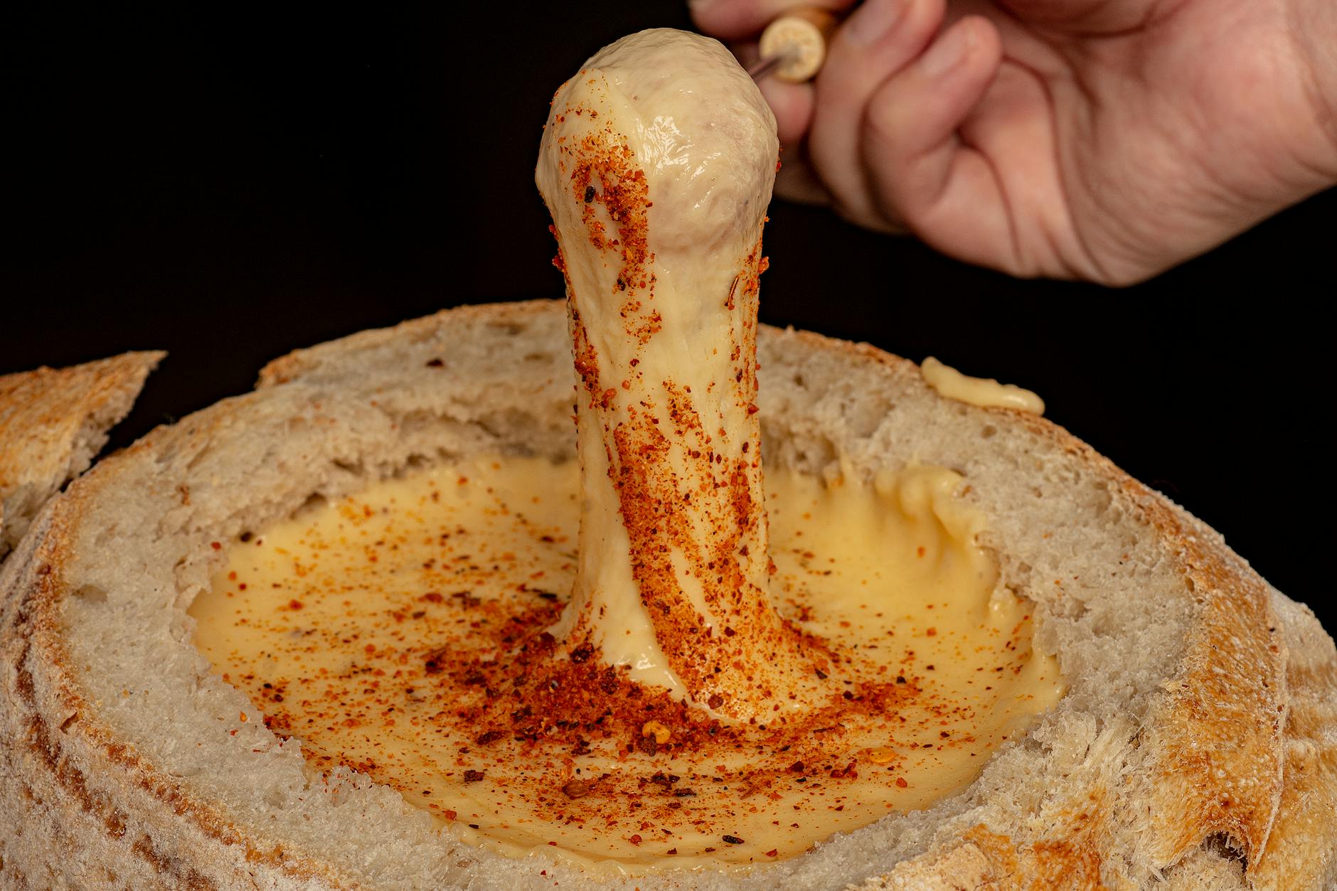 Calculer la bonne quantité de fromage par personne pour une fondue savoyarde — pot de fondue fromage et pain
