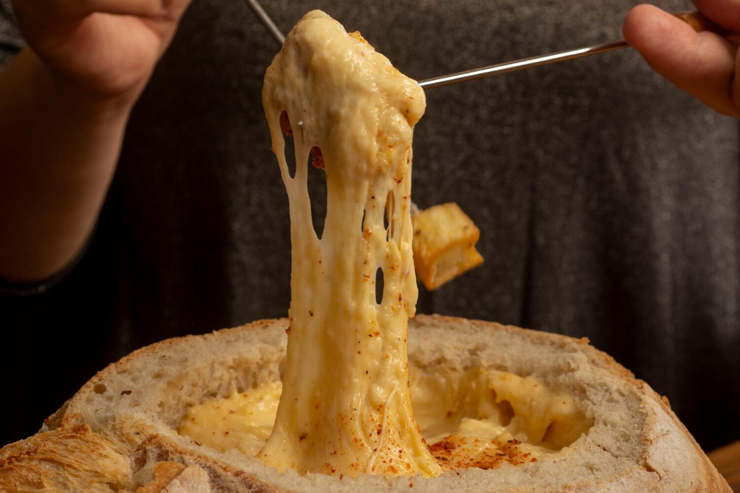 Combien de fromage prévoir par personne pour une fondue savoyarde ?