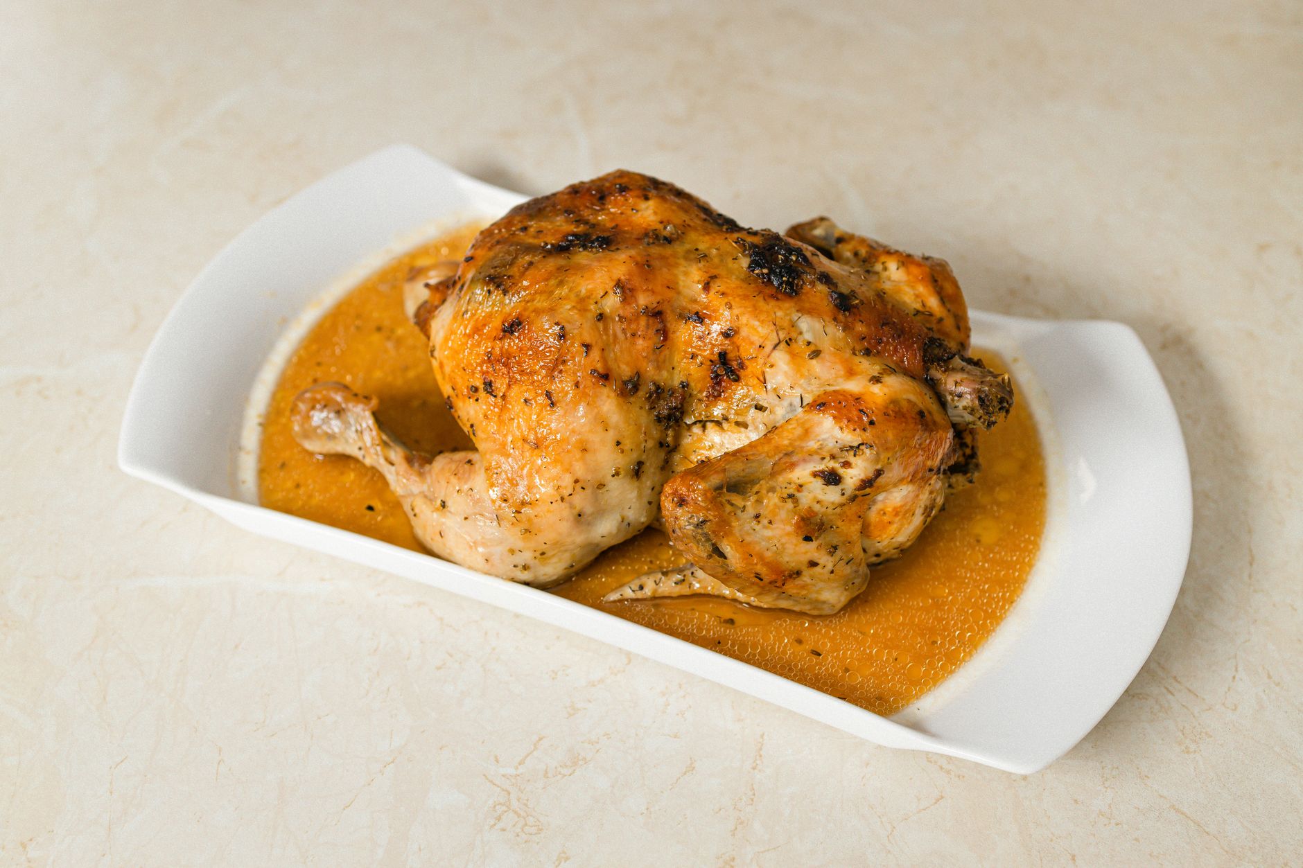 Cuisson poulet fermier au four 1,5 à 3 kg : comprendre la logique des temps et températures — poulet fermier rôti avec herbes
