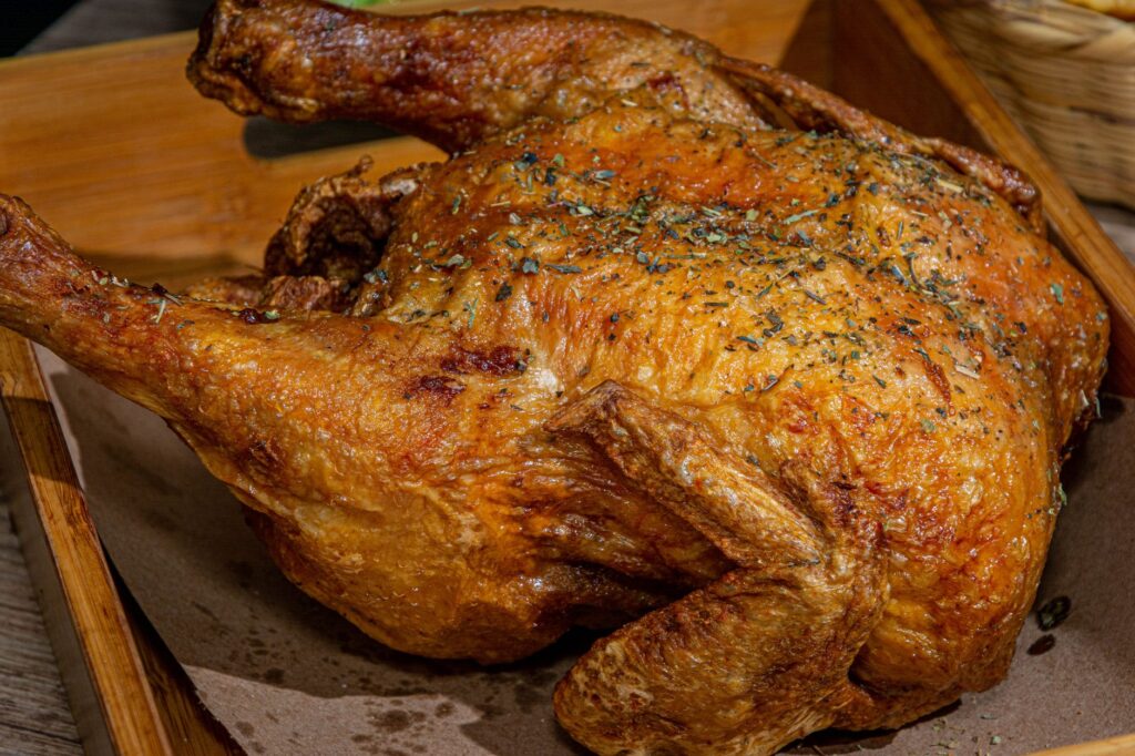 Cuisson poulet fermier au four — poulet fermier rôti avec herbes
