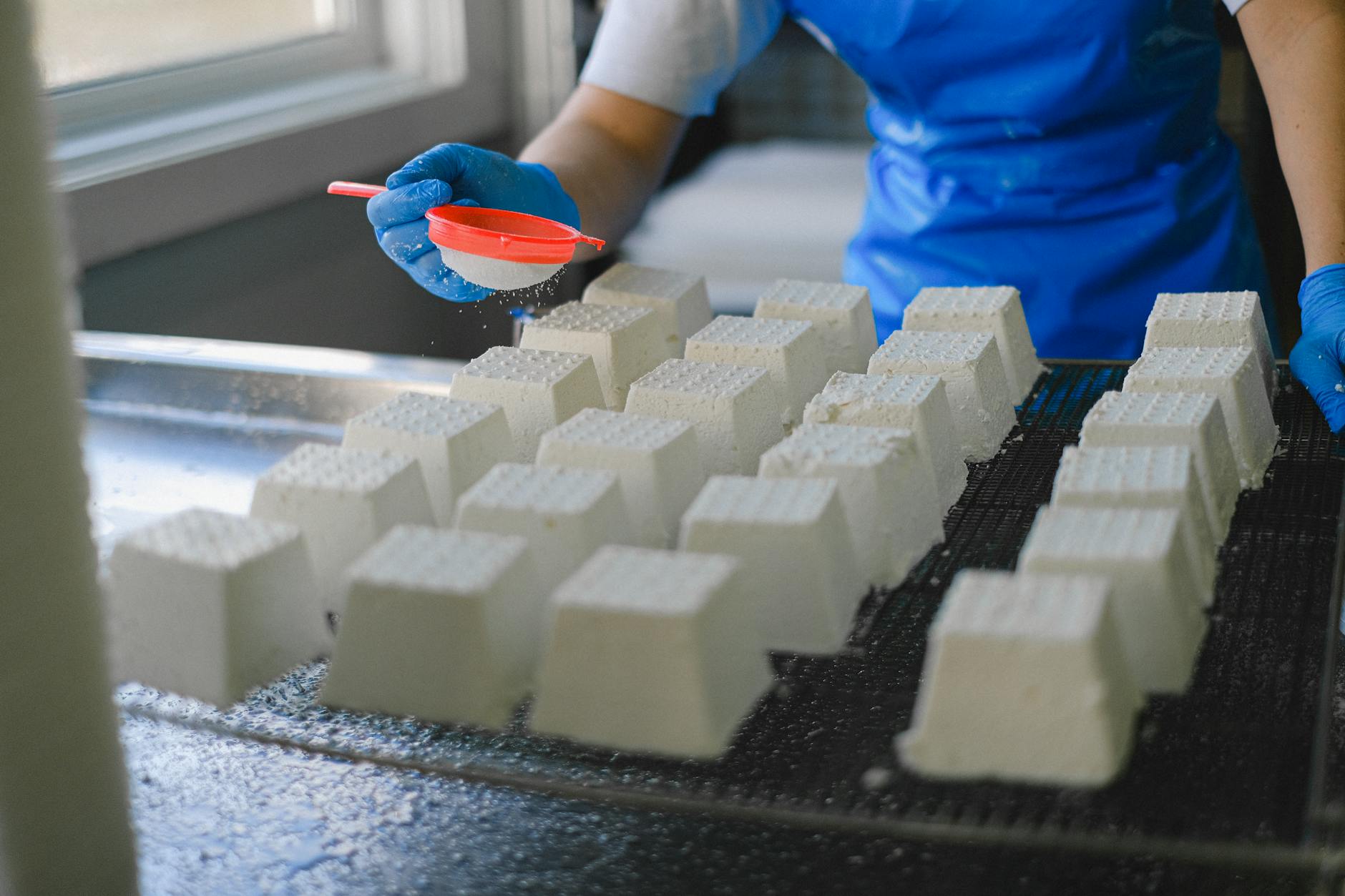 Fromage blanc en faisselle maison : comprendre ce qui se passe dans le bol — processus de fabrication de fromage maison