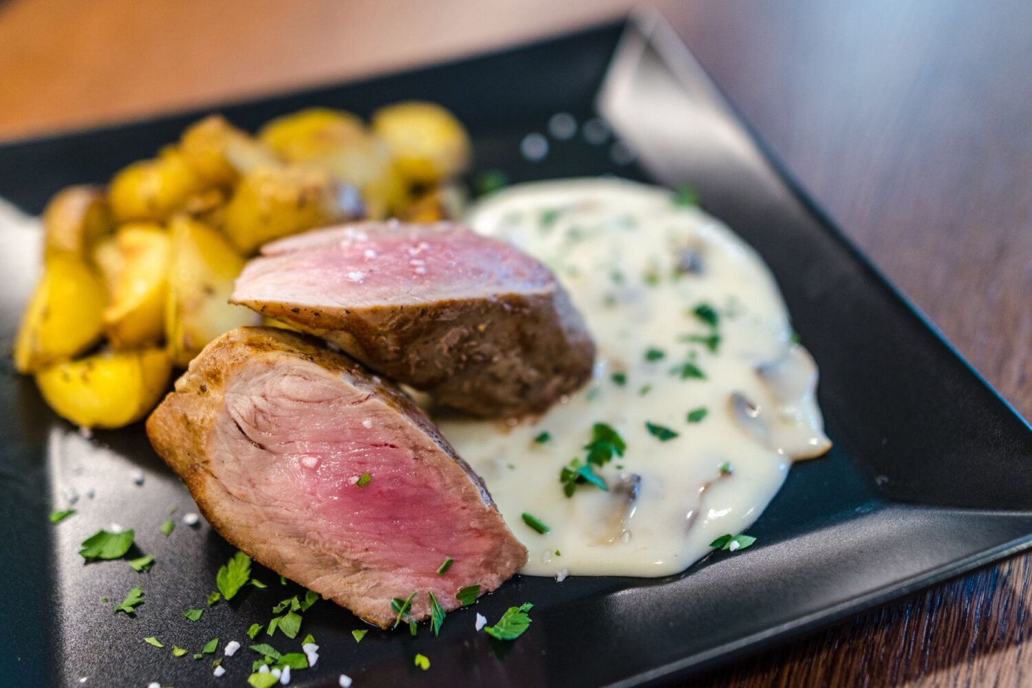 Filet mignon au four moelleux : la recette inratable (miel, moutarde ou vin blanc)