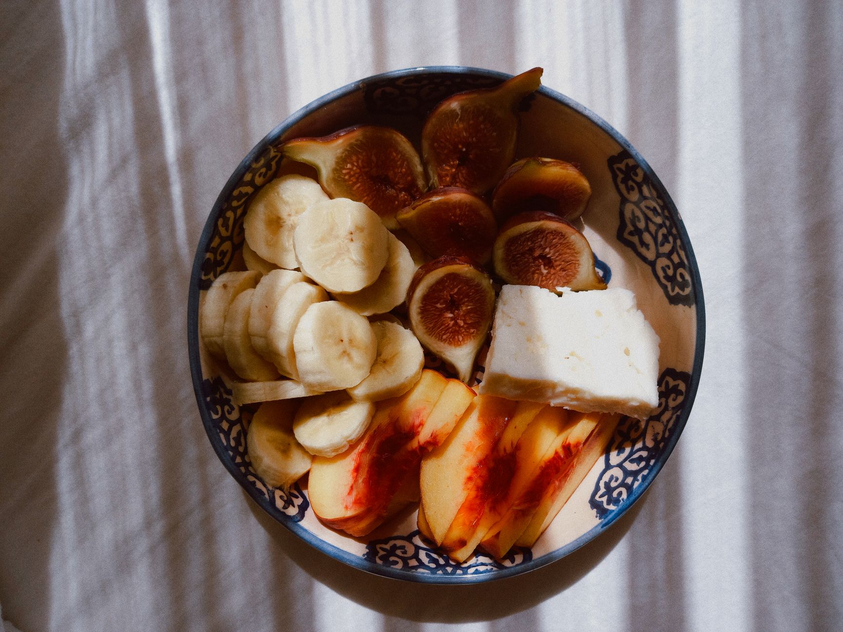 Fromage blanc et régime minceur : un allié riche en protéines mais pas magique — bol de fromage blanc avec des fruits