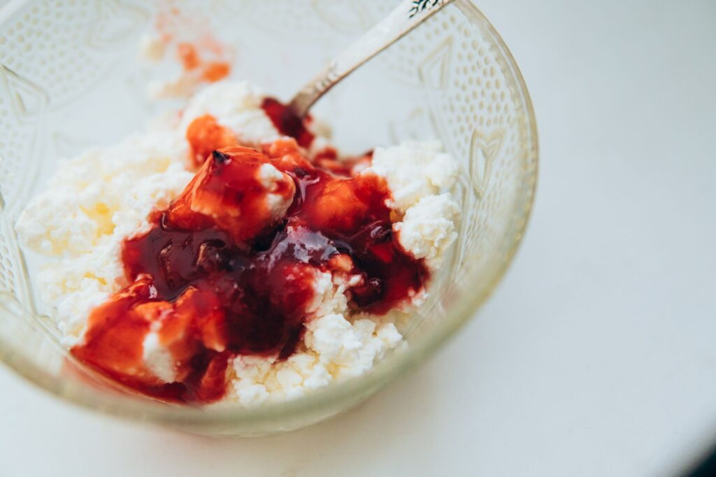 Fromage blanc et régime bienfaits, — bol de fromage blanc avec des fruits
