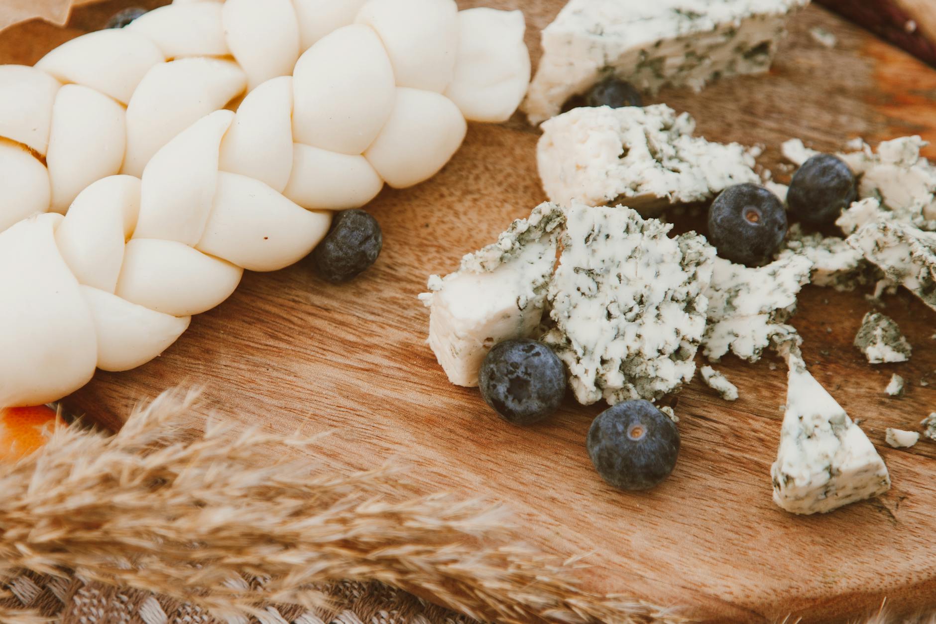Fromage et cholestérol sanguin : ce qui se passe vraiment dans l’organisme — variété de fromages sur planche en bois