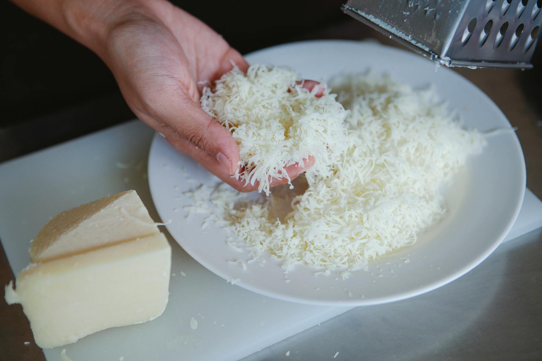 Fromage râpé et grossesse : comprendre les vrais risques sans dramatiser — préparation de repas avec fromage râpé