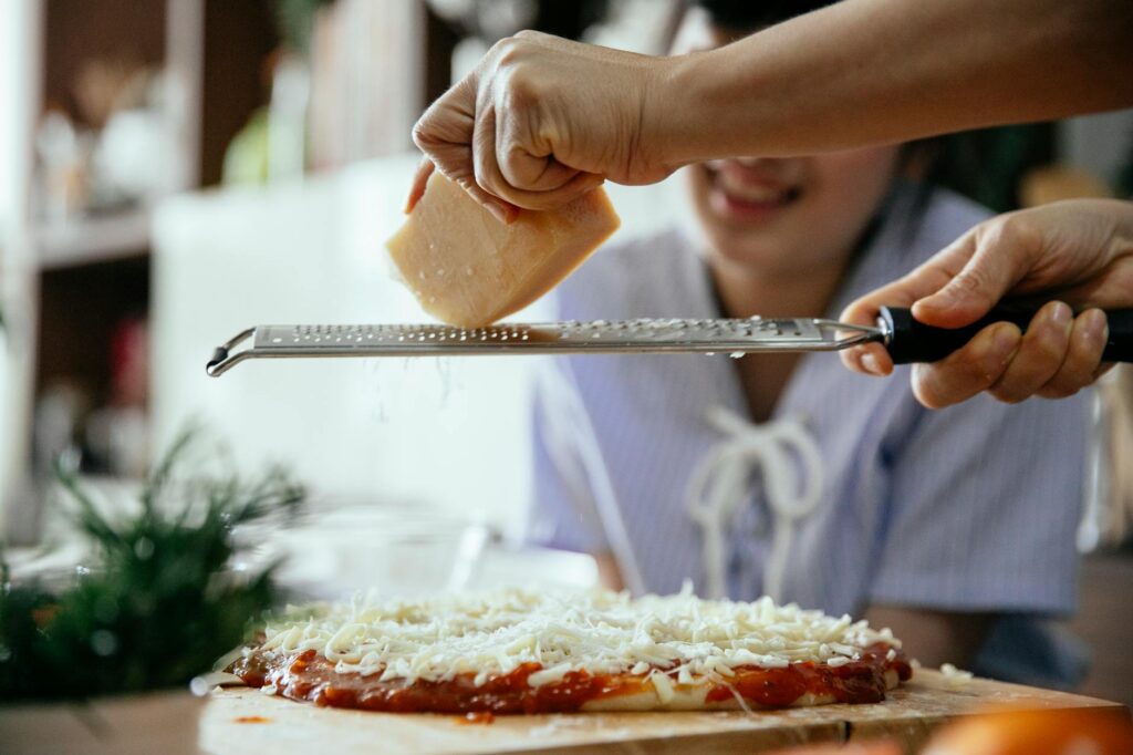 Fromage râpé et grossesse quels — préparation de repas avec fromage râpé