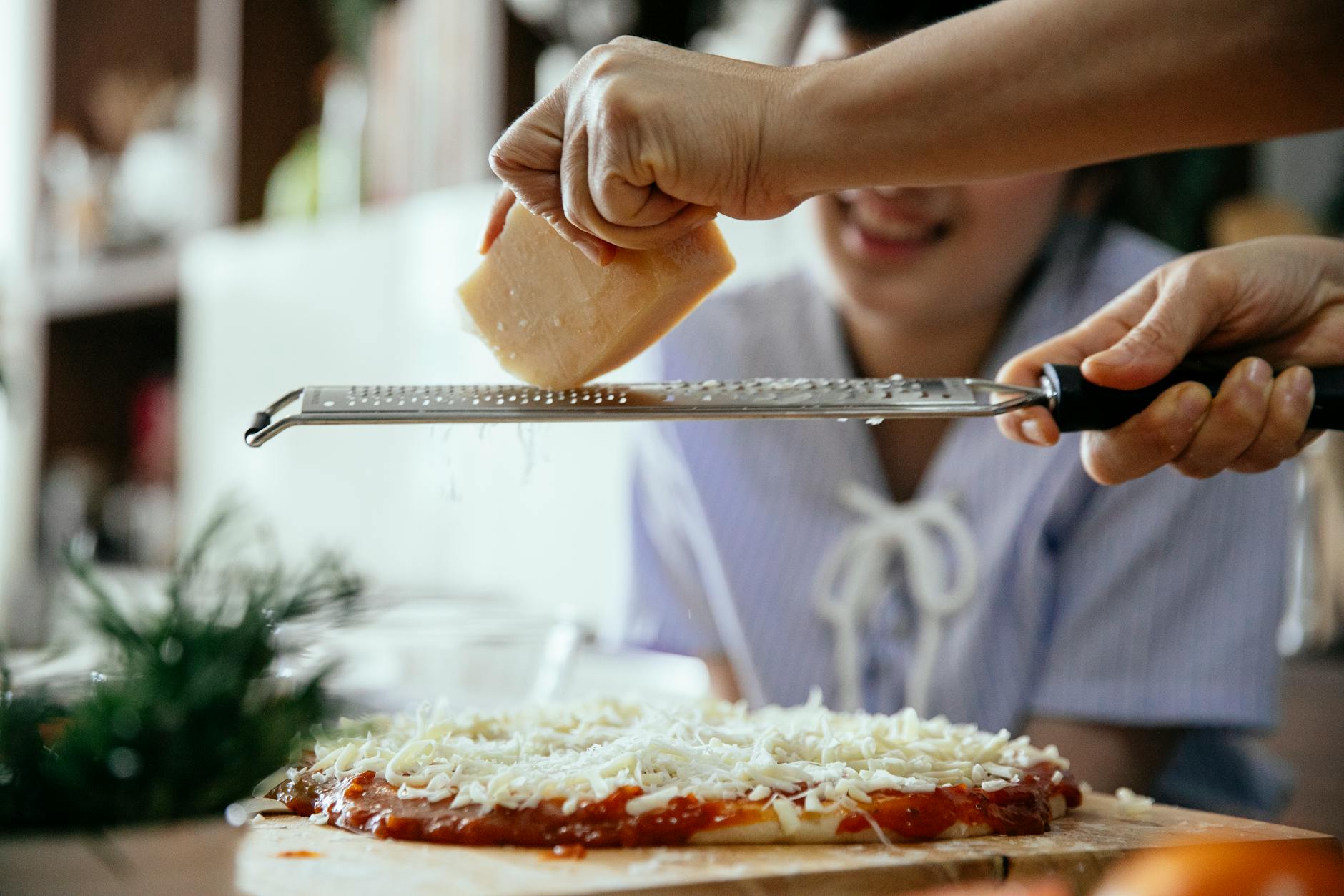 Fromage râpé et grossesse quels — préparation de repas avec fromage râpé