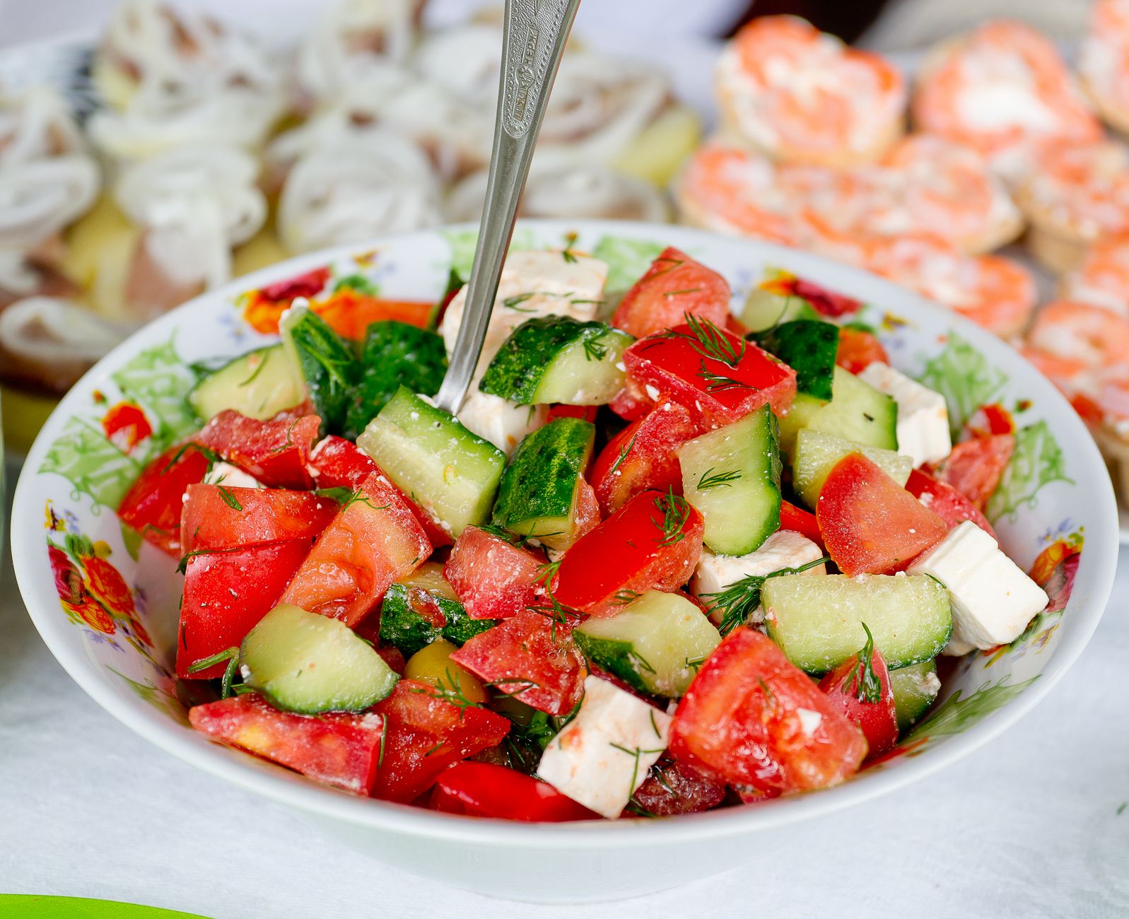 Top 5 des fromages les moins caloriques pour salade, gratin et raclette — plat de salade au fromage faible en calories