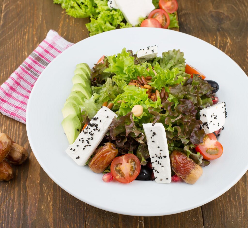 Fromages les moins caloriques top — plat de salade au fromage faible en calories
