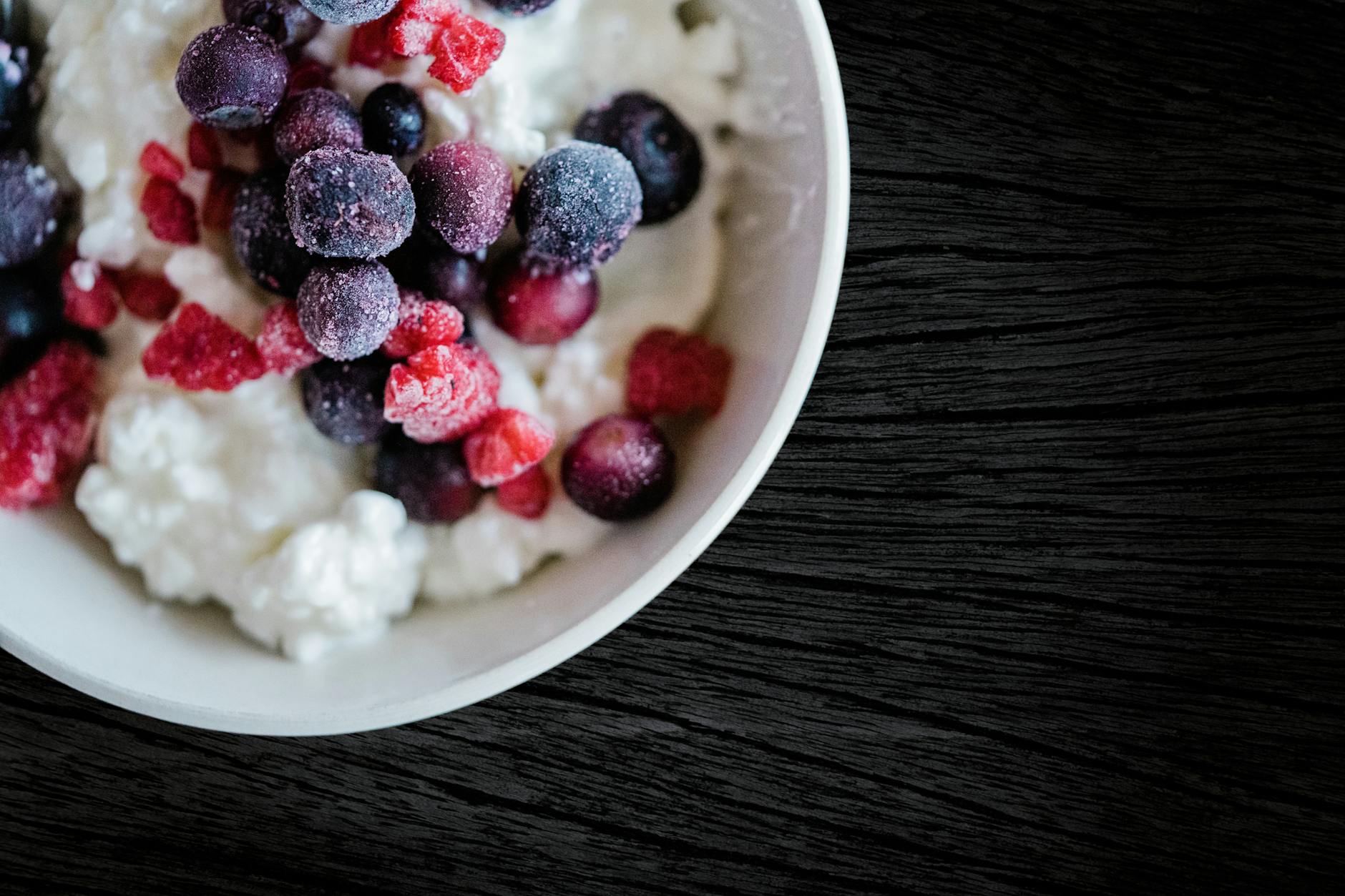 Fromage blanc et prise de poids le soir : que se passe-t-il vraiment dans l’organisme ? — bol de fromage blanc avec fruits