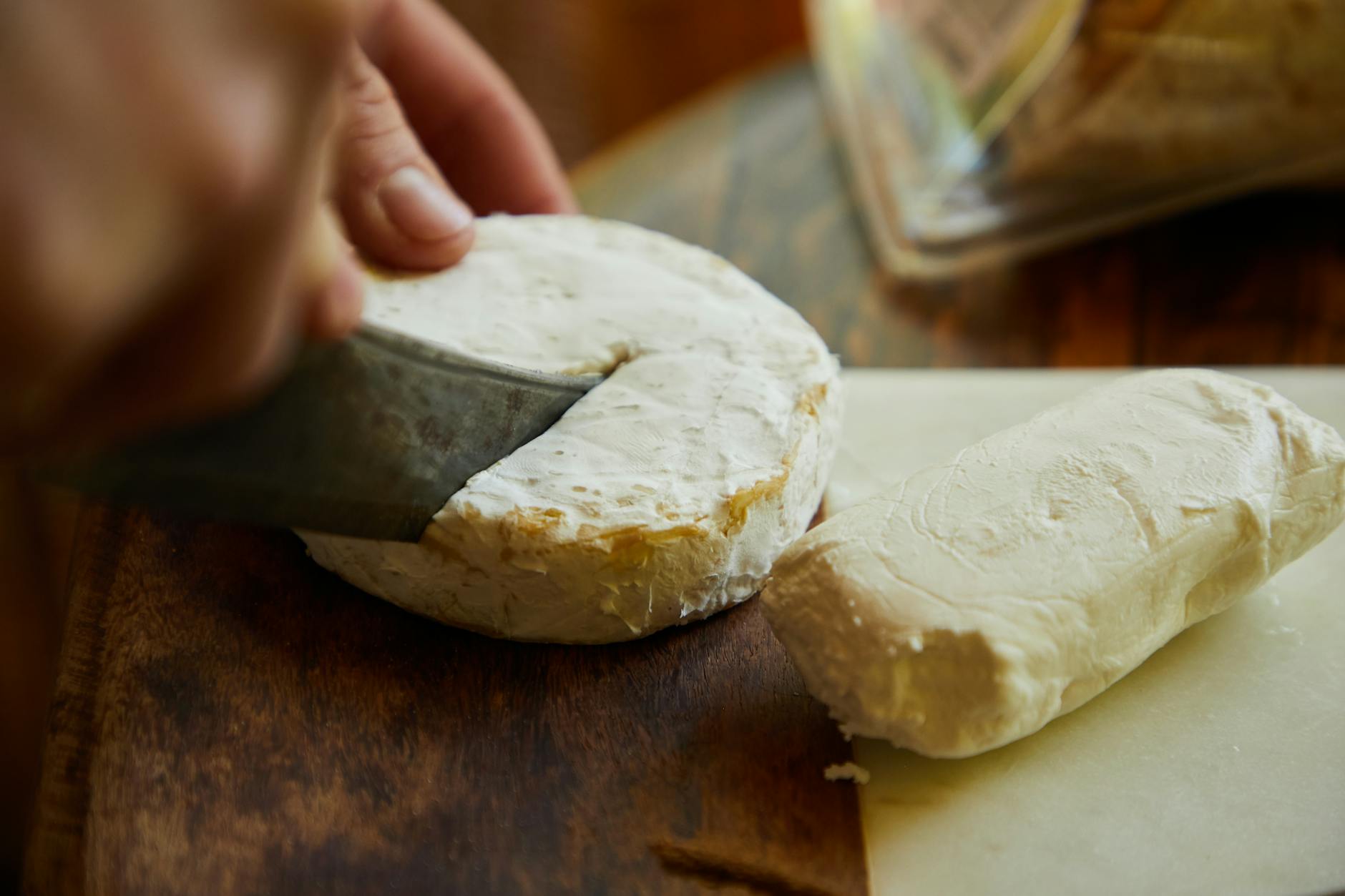 Chamois d'Or et cholestérol : ce que disent les chiffres nutritionnels — fromage Chamois d'Or sur planche en bois