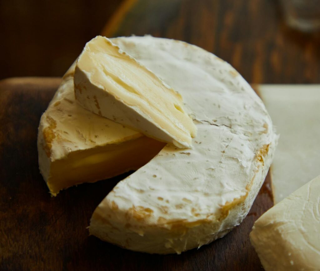 Le fromage Chamois d'Or est-il — fromage Chamois d'Or sur planche en bois