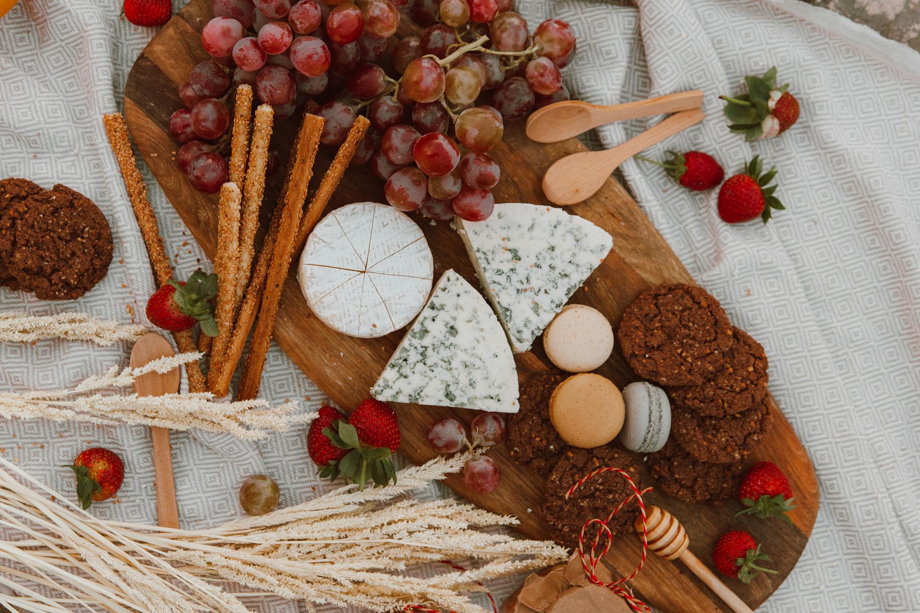 Fromage de brebis et cholestérol : ce que disent vraiment les graisses — plateau de fromage de brebis avec raisins