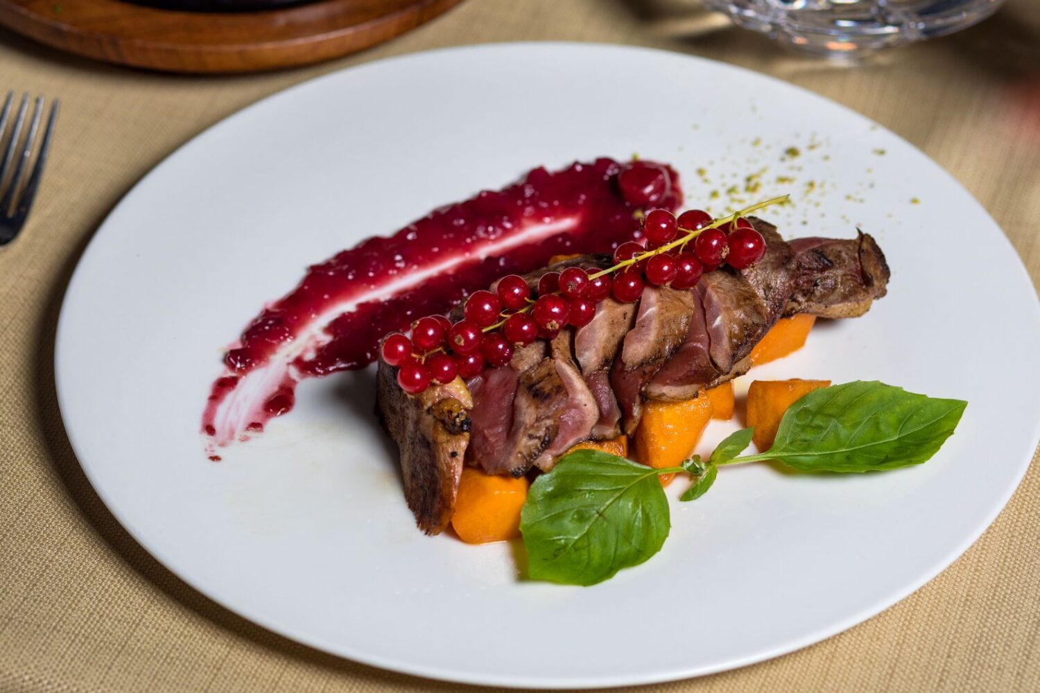Magret de canard au four avec sauce : miel, porto, orange ou vin rouge, quelle recette choisir ?