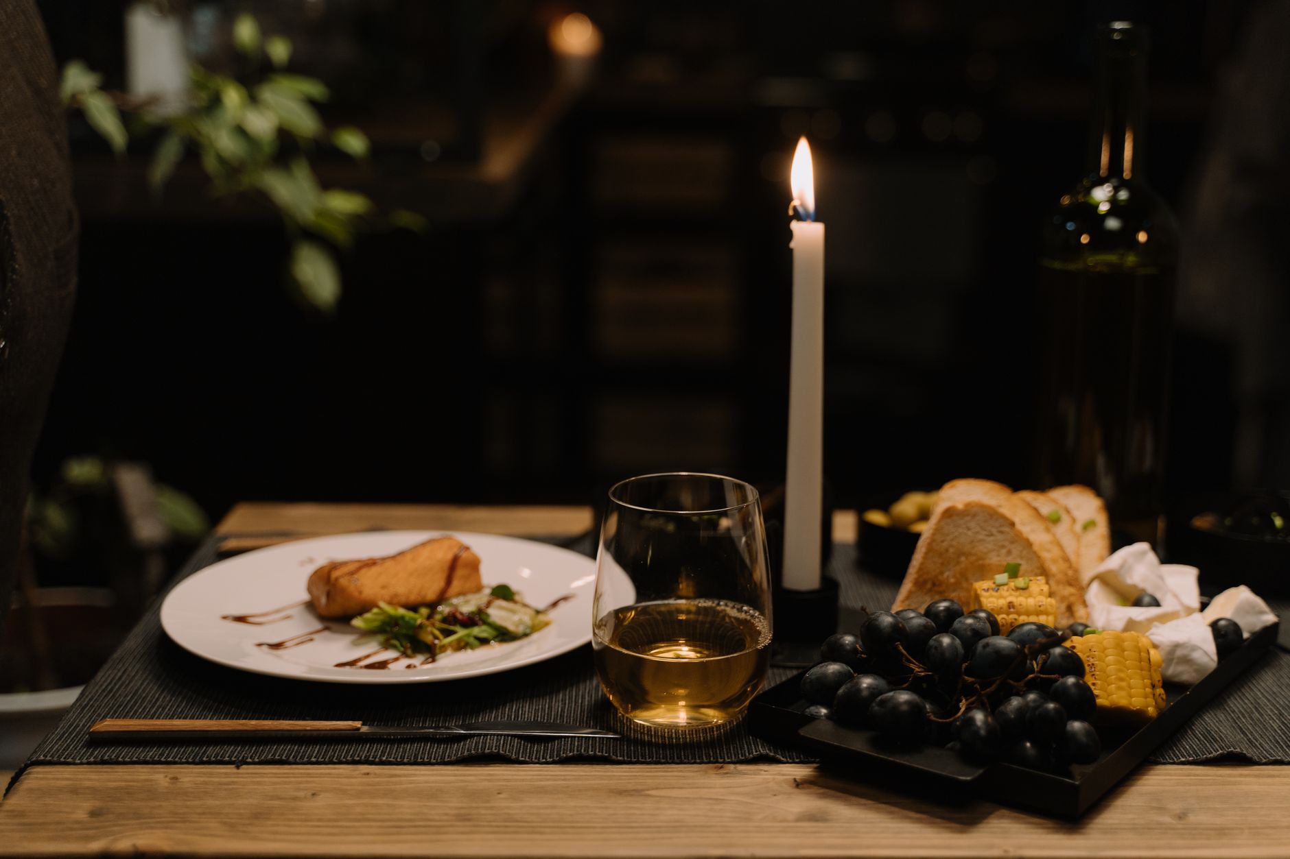 Fromage le soir et prise de poids : ce que disent vraiment les nutriments — assiette de fromage dîner du soir