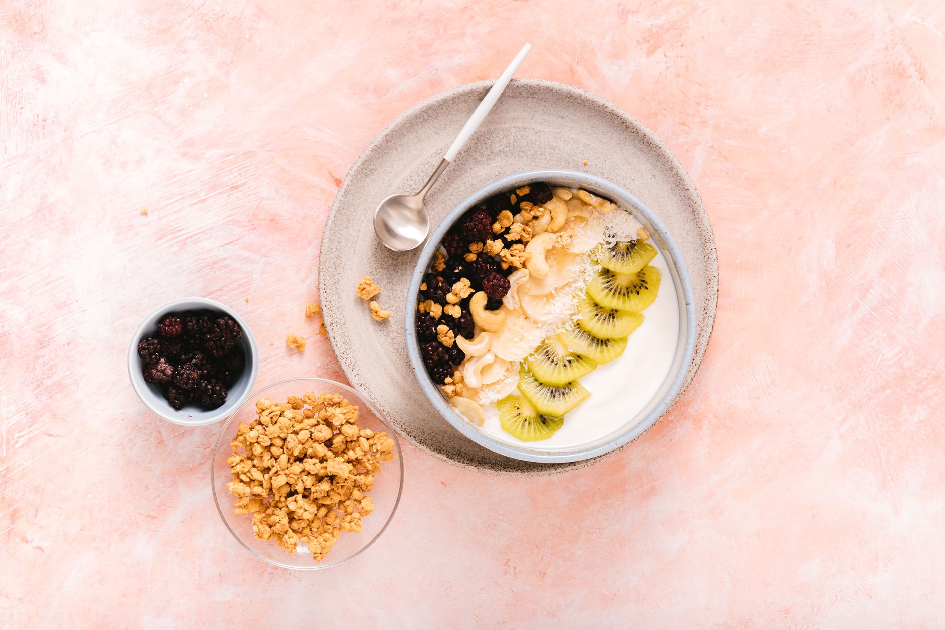 Skyr et fromage blanc en détails : comprendre avant de remplacer dans vos recettes — bol de skyr avec des fruits