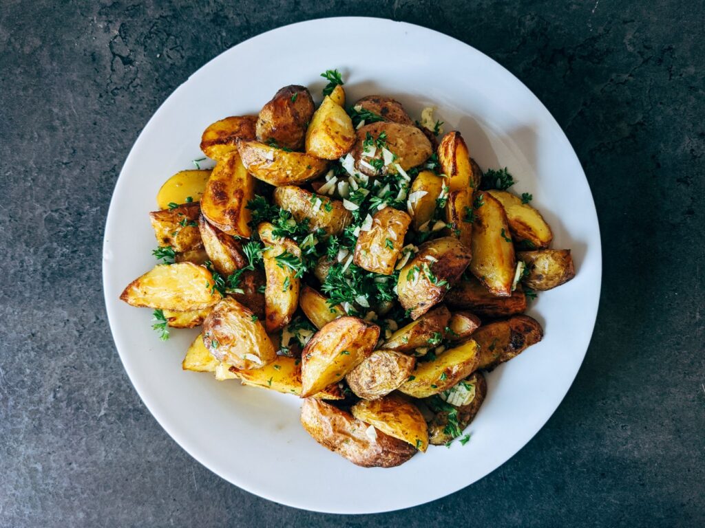 Pommes de terre rôties au — pommes de terre rôties à l'ail et aux herbes