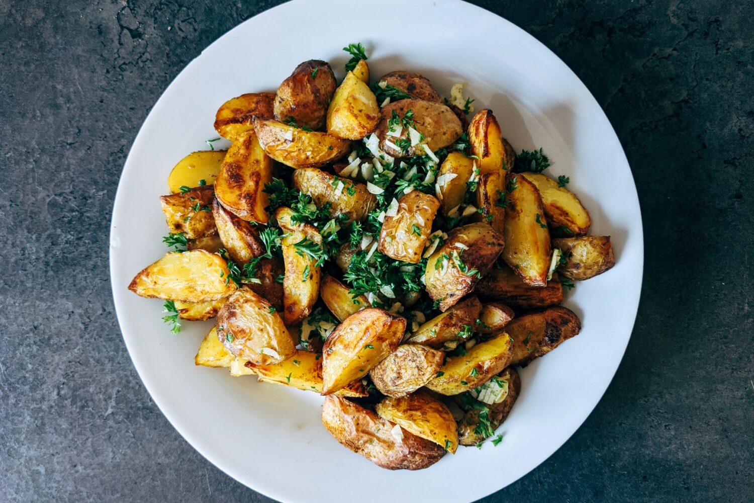 Pommes de terre rôties au four à l&rsquo;huile d&rsquo;olive, à l&rsquo;ail et aux herbes