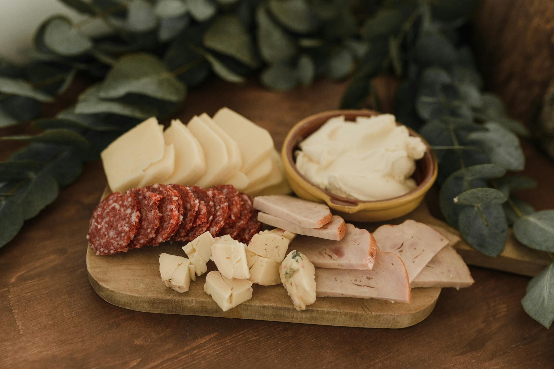 Fromage non fermenté : définition précise et différence fermentation — variété de fromages frais sur planche en bois