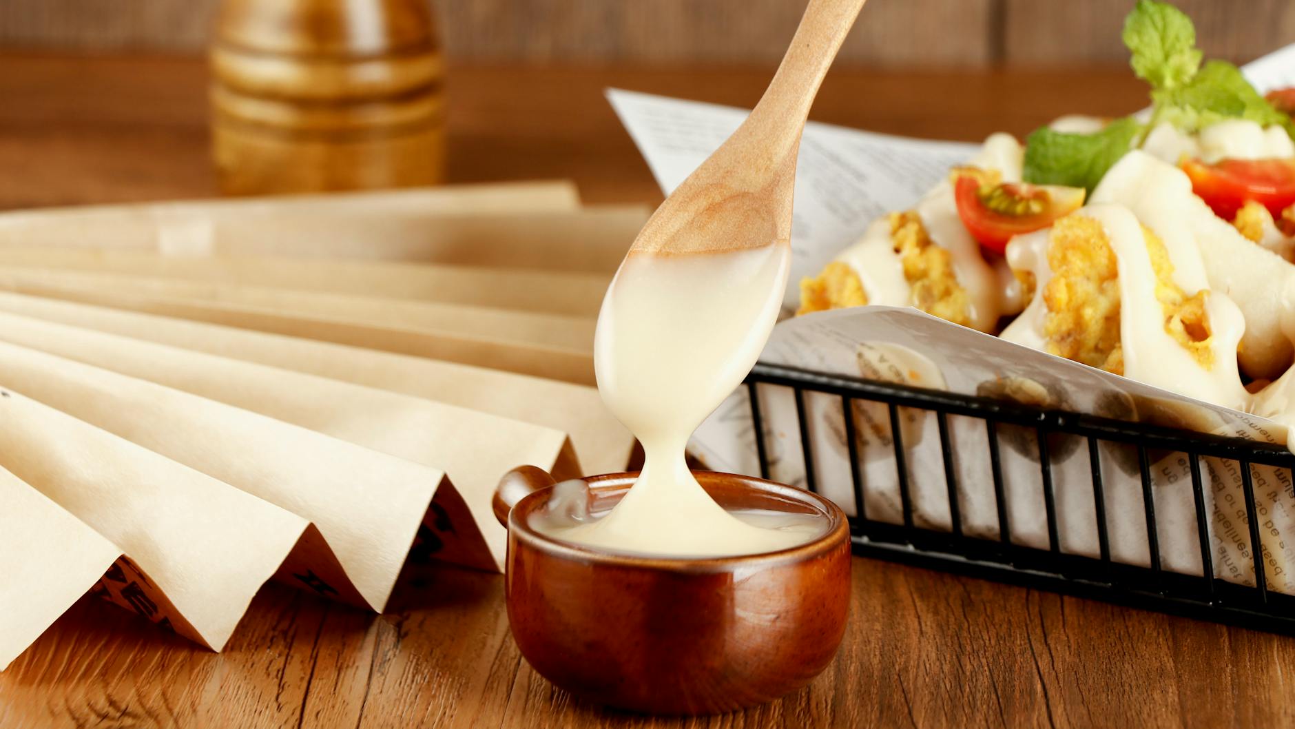 Recette de sauce fromagère maison — sauce fromagère crémeuse dans un bol