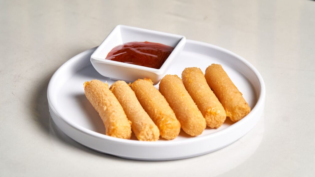 Recette facile d'allumettes au fromage — assiette d'allumettes au fromage
