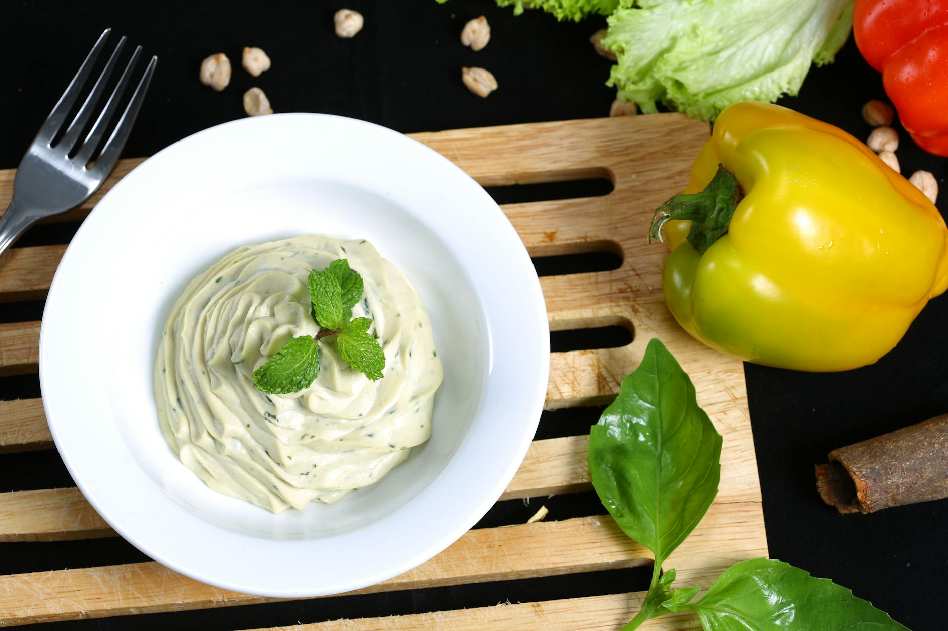 Sauce fromage blanc pour légumes crus : bases techniques et choix du bon produit — légumes frais avec sauce yaourt