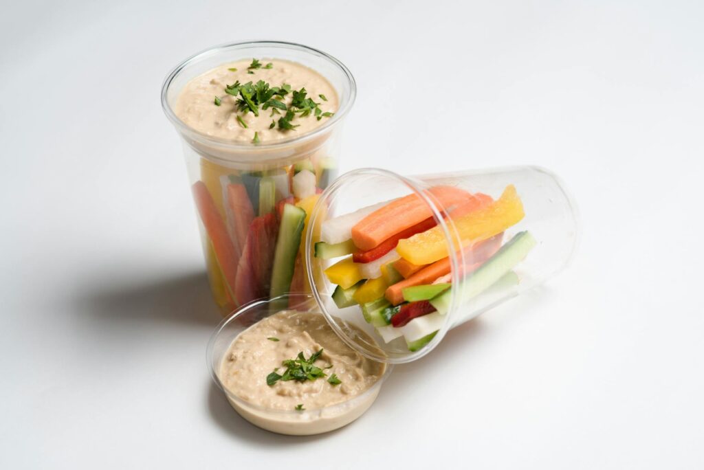Sauce fromage blanc pour légumes — légumes frais avec sauce yaourt