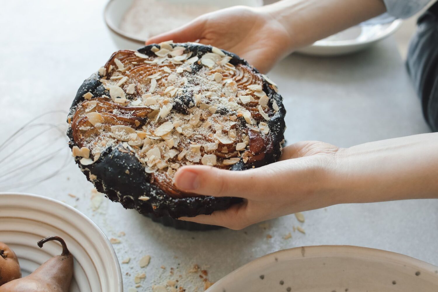 Tarte poire amandine de Cyril Lignac : la recette avec ou sans chocolat