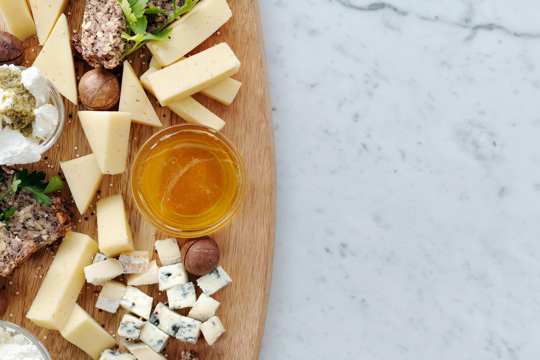 Temps de digestion du fromage selon le type de pâte — variété de fromages sur planche en bois